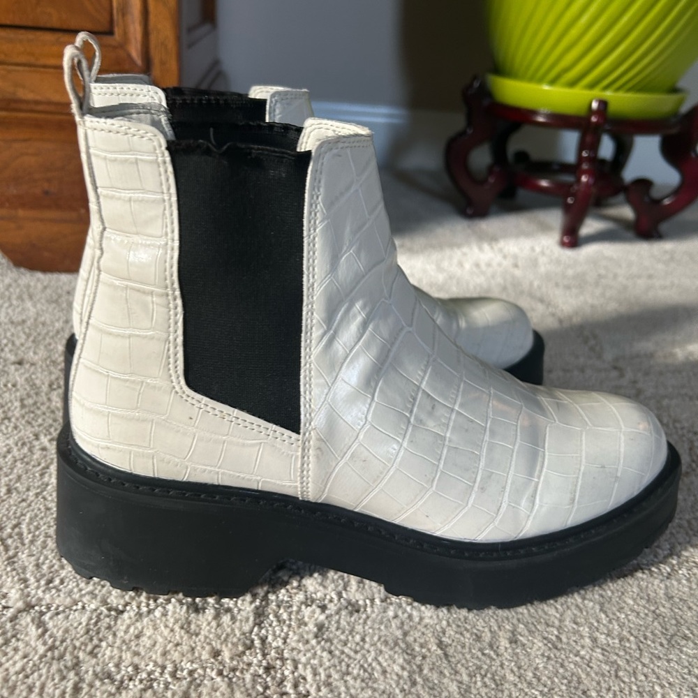 Steve Madden Women's White Croc-Embossed Chelsea Boots Size  8